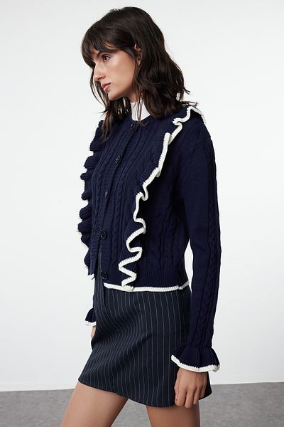 Trendyol Collection Kardigan s námořnickým modrým úpletem – měkká textura a detaily volánku, velikost oříznutí Twoaw25Hi00287