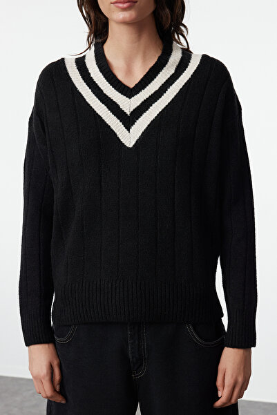 Trendyol Collection Pletený svetr s černým výstřihem do V – měkká textura Twoaw25Kz00206