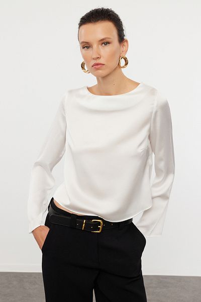 Trendyol Collection Satingewebte Bluse in Ecru – Rückendetail, TWOAW24BZ00286