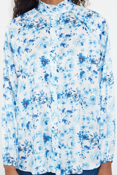 Trendyol Modest Cămașă din satin cu model floral cu volane albastre TCTAW25TG00001