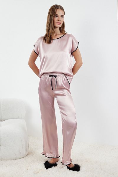 Trendyol Collection Σετ σατέν υφαντό πιτζάμα με ροζ βολάν, δέσιμο και λεπτομέρεια σωληνώσεων THMAW25PT00046
