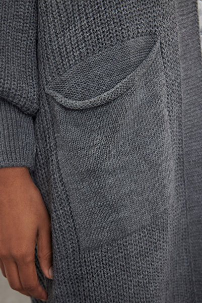 Trendyol Collection Antracitový maxi svetr základního střihu TWOAW24HI00096