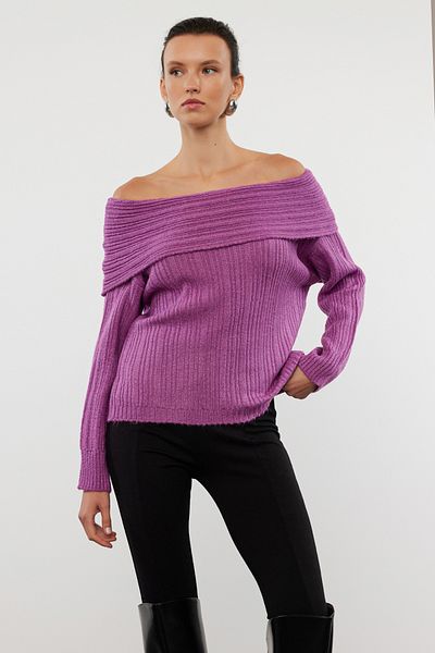 Trendyol Collection Pflaumenfarbener Strickpullover mit weicher Struktur und Carmen-Kragen TWOAW25KZ00076
