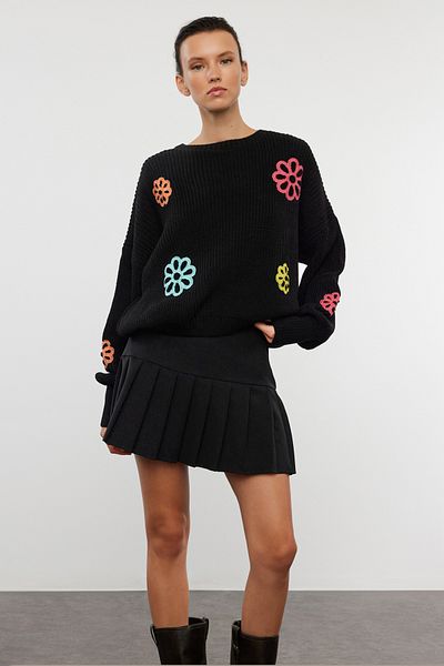Trendyol Collection Schwarzer Strickpullover mit Rundhalsausschnitt und Blumenmuster - TWOAW25KZ00275