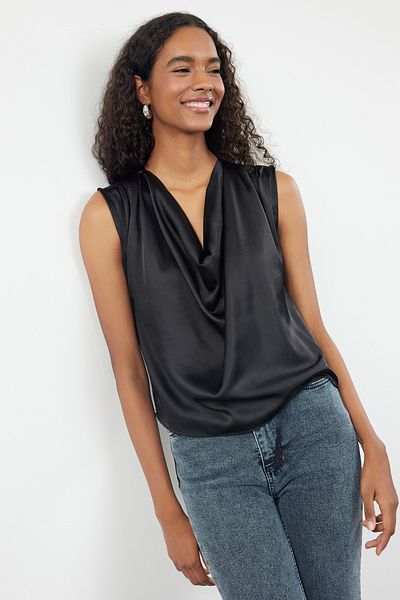 Trendyol Collection Schwarze ärmellose Bluse mit gewelltem Ausschnitt und gewebtem Satin TWOAW25BZ00039