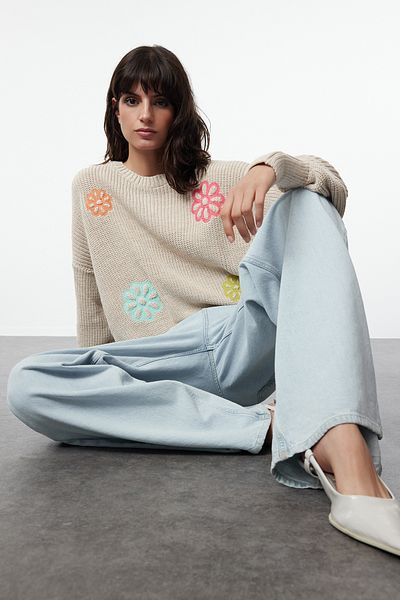 Trendyol Collection Strickpullover mit Rundhalsausschnitt und Steinblumenmuster - TWOAW25KZ00275