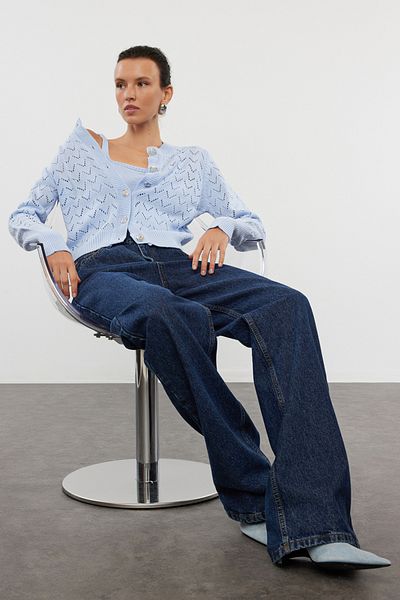 Trendyol Collection Durchbrochenes Set aus blauer Bluse und Cardigan – Knopfdetail, TWOSS23HI00000