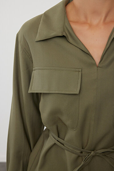 Trendyol Collection Tkaná khaki košile – s páskem, TWOAW25GO00018