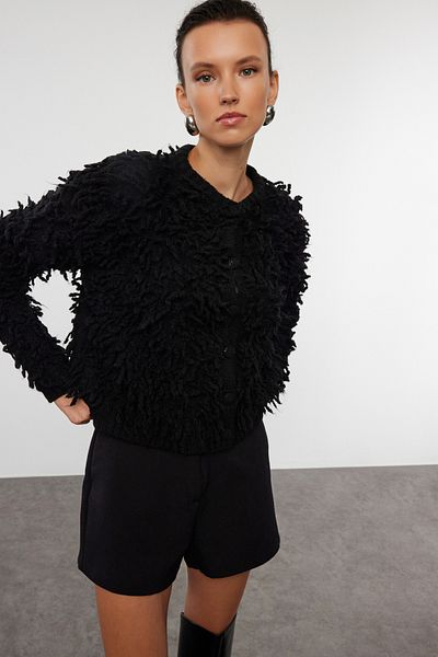 Trendyol Collection Schwarzer Strick-Cardigan mit weichen Quasten – TWOAW25HI00190