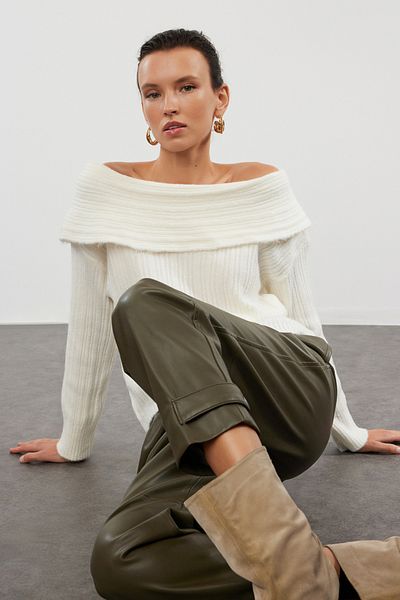 Trendyol Collection Ecrufarbener Strickpullover mit weichem Carmen-Kragen und Struktur TWOAW25KZ00076