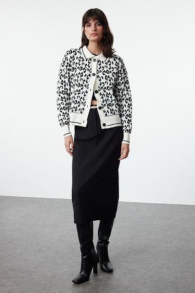 Trendyol Collection Schwarzer Strick-Polo-Cardigan mit Leopardenmuster – weiche Textur TWOAW25HI00238