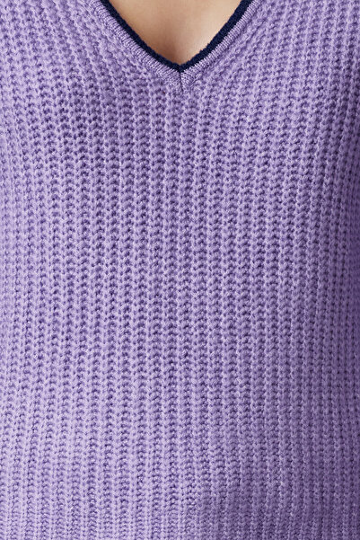 Trendyol Collection Liliowy sweter o szerokim kroju z miękką teksturą TWOAW25KZ00224