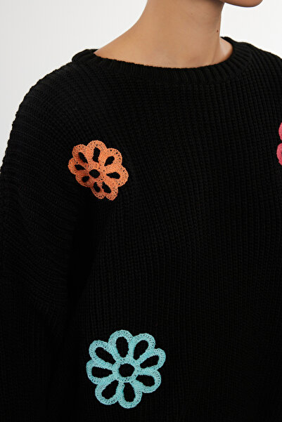 Trendyol Collection Černý květinový pletený svetr Crew Neck - TWOAW25KZ00275