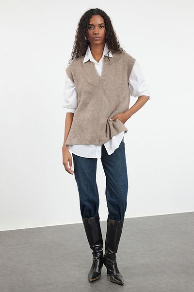 Trendyol Collection V-nyakú, oldalsó hasított nerc kötöttáru pulóverek - TWOAW25SV00010