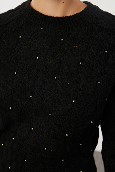 Trendyol Collection Černý pletený svetr s jemnou texturou - Stone Embroideed Twoaw25Kz00148