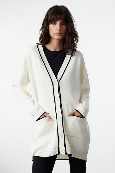 Trendyol Modest Ecrufarbene Strickjacke mit kontrastierender Paspelierung TCTAW22TH0014