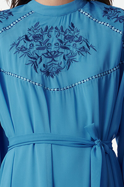 Trendyol Modest Синя бродирана рокля от шифон TCTSS24EB00277