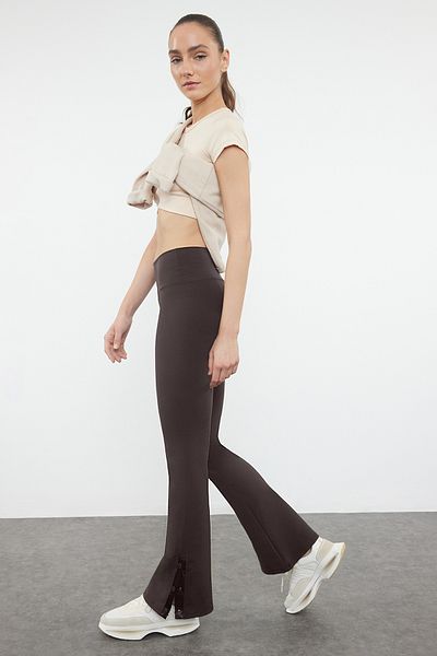 Trendyol Collection Dunkelbraune Yoga-Leggings mit spanischem Bein – Erholungsbein und Druckknopfdetail THMAW24TY00015