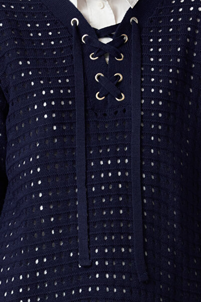 Trendyol Modest Pulover din tricotaj perforat albastru bleumarin - Cu accesoriu Bird Eye TCTAW25AK00003