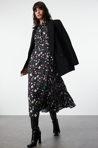 Trendyol Modest Černé šaty s květinovým vzorem – tkané, TCTSS24EB00208