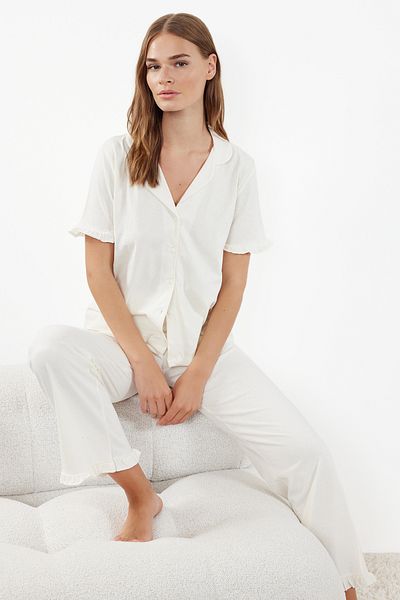 Trendyol Collection Weißes, detailliertes Strickpyjama-Set aus 100 % Baumwolle mit Rüschen THMSS24PT00223