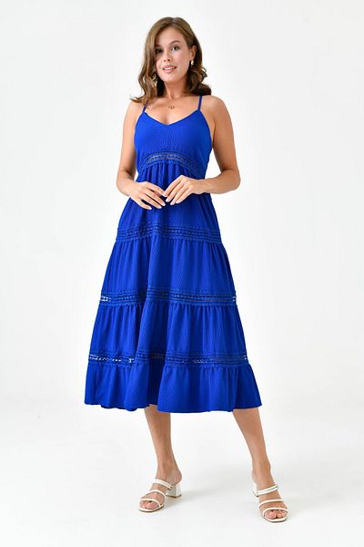 lovebox Rochie midi albastră Saks - decolteu în V, guipură și guipă, bretele reglabile, țesătură aerobin 10750