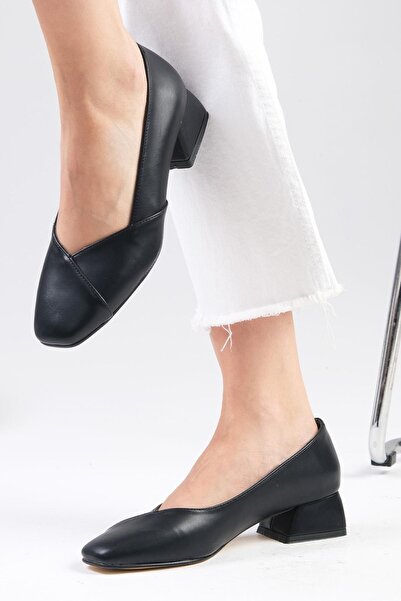 Mio Gusto Addison Damenschuhe mit kurzem Absatz und stumpfer Zehenpartie in Schwarz