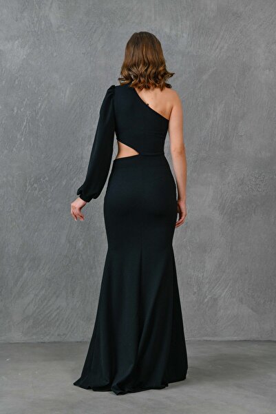 vuvutasarım Rochie maxi neagră - crep flexibil, mânecă cu o singură mânecă, fante și detaliu decoltat582286