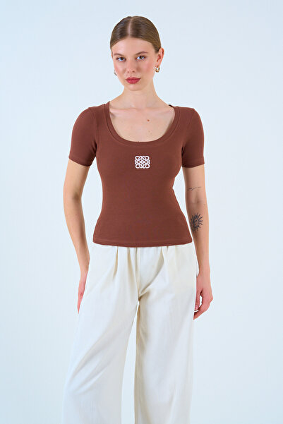 motina بلوزة نسائية قطنية مطرزة برقبة دائرية باللون البني