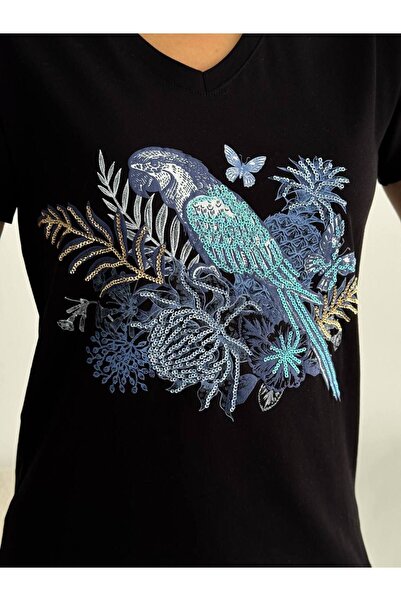 Esra Butik Hane تي شيرت أبيض كبير الحجم مطرز بالترتر ورقبة على شكل حرف V - 10...