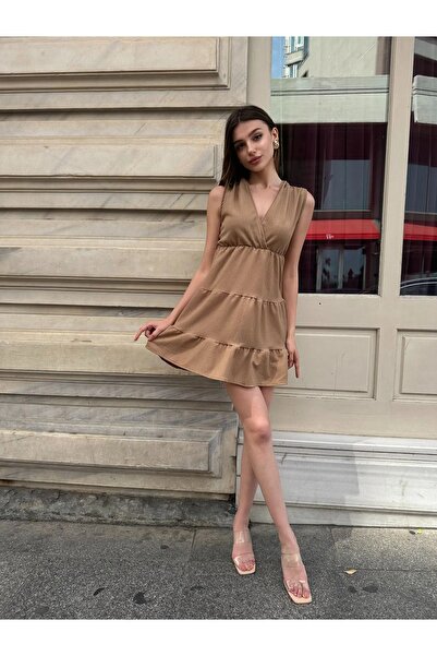 GÜRSE Μίνι φόρεμα με διπλό λαιμόκοψη και βολάν στο κάτω μέρος σε μπεζ χρώμα