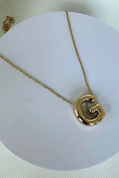 TAKIŞTIR قلادة بالون فولاذية بحرف G باللون الذهبي