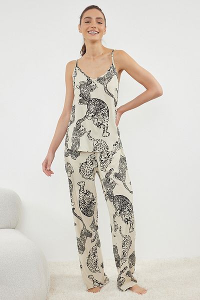 Trendyol Collection Cremefarbenes Pyjama-Set aus Viskose mit Tigermuster und Seilriemen THMSS24PT00127