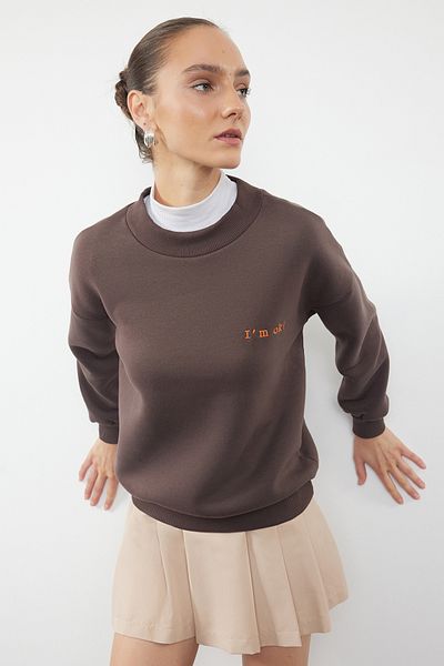 Trendyol Collection Кафяв дебел полар от вътрешната страна, стандартен/нормална кройка, бродиран плетен суичър с лозунг TWOAW21SW1061