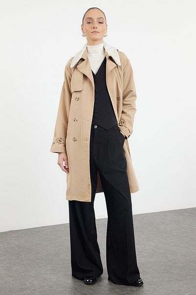 Trendyol Collection Béžový oversize široký límec plyšový detailně odpuzující dlouhý trenčkot TWOAW24TR00010