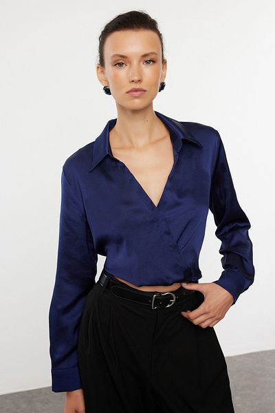 Trendyol Collection Marineblaue, kurze Bluse aus Satingewebe mit Hemdkragen, TWOAW24BZ00197