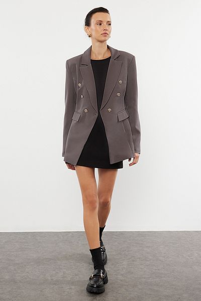 Trendyol Collection Graue taillierte Blazerjacke - Knopfleiste und Futter, tailliertes Muster TWOAW25BC00021