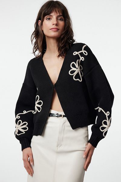 Trendyol Collection Schwarze Strickjacke mit V-Ausschnitt und Stickerei TWOAW25HI00291
