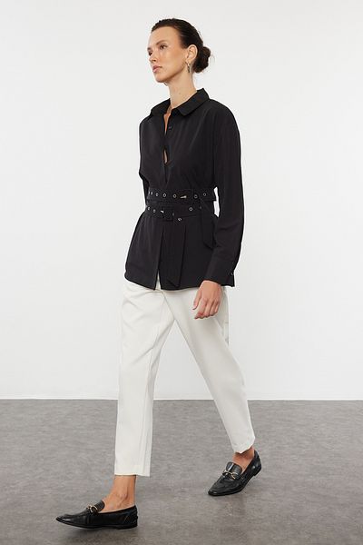 Trendyol Collection Schwarzes, übergroßes, gewebtes Hemd mit Gürteldetails und breiter Passform TWOAW25GO00025