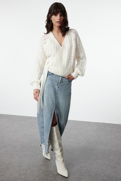 Trendyol Collection Ecru pletený svetr s měkkou texturou – prolamovaný a perforovaný, detail na kravatu Twoaw25kz00177