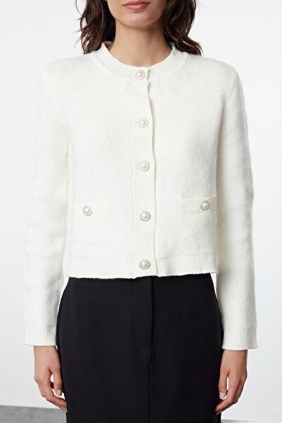 Trendyol Collection Krótki sweterek z miękkiej teksturowanej dzianiny w kolorze ecru - TWOAW25HI00021