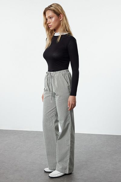 Trendyol Collection Gestreifte Jeans mit weitem Bein und hoher Taille - Bunter elastischer Bund TWOAW25JE00043