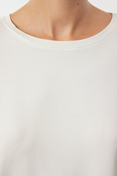 Trendyol Collection Μακρυμάνικο πλεκτό T-shirt εκρού - Oversize, φαρδιά εφαρμογή TWOAW25TS00010