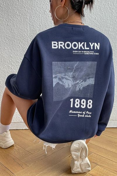 MODAGEN Uniszex sötétkék Brooklyn 1898 nyomott, nagy nyakú oversize pulóver