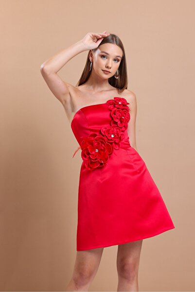 Tangül&Ali'S Moda Evi Straplez Saten Çiçekli Kırmızı Elbise