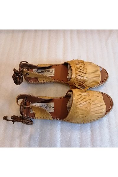 Butik Tülin صندل نسائي من جلد البقر الأصلي باللون الأصفر - صندل نسائي مكون من صفين من المطاط المضاد للانزلاق ونعل مخيط يدويًا