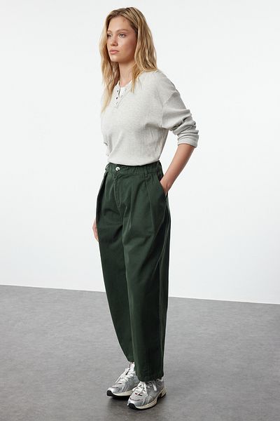 Trendyol Collection Elastische, hoch taillierte Khaki-Jogginghose - TWOAW25JE00030