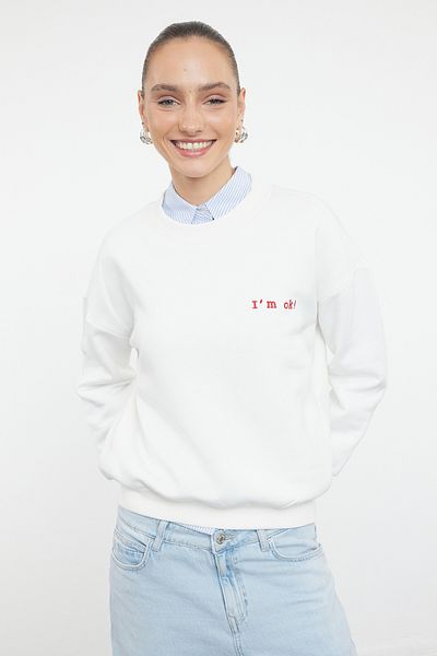 Trendyol Collection Ecru Thick Fleece Inside Regular/Normal Fit Slogan Vyšívaná pletená mikina TWOAW21SW1061