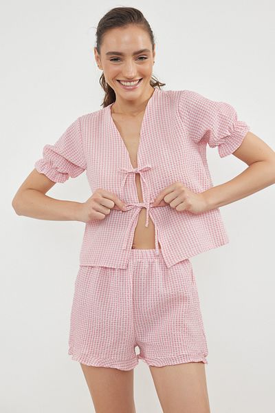 Trendyol Collection Rosafarbenes, strukturiertes Gingham-Pyjama-Set mit Schnür-/Band-/Schleifendetail und Shorts THMSS24PT00149