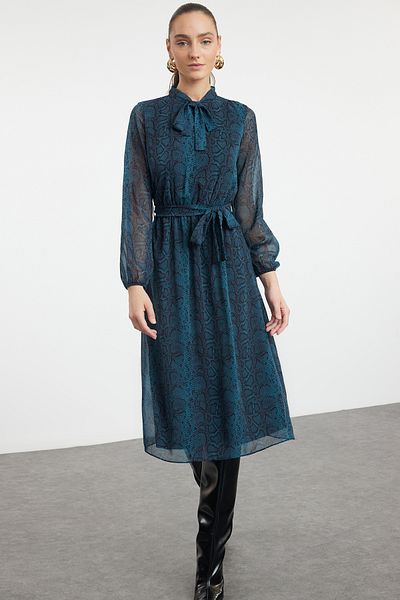 Trendyol Collection Σμαραγδένιο πράσινο δέσιμο με λεπτομέρεια σιφόν Flight Flight υφαντό χειμερινό φόρεμα TWOAW21EL0458